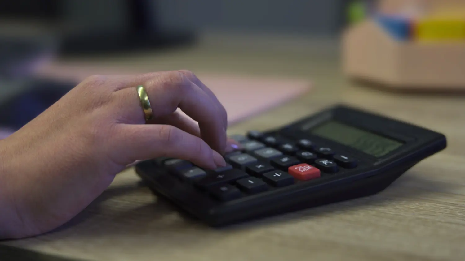 Claudia Tirolli Bilanzbuchhalterin - mit Taschenrechner